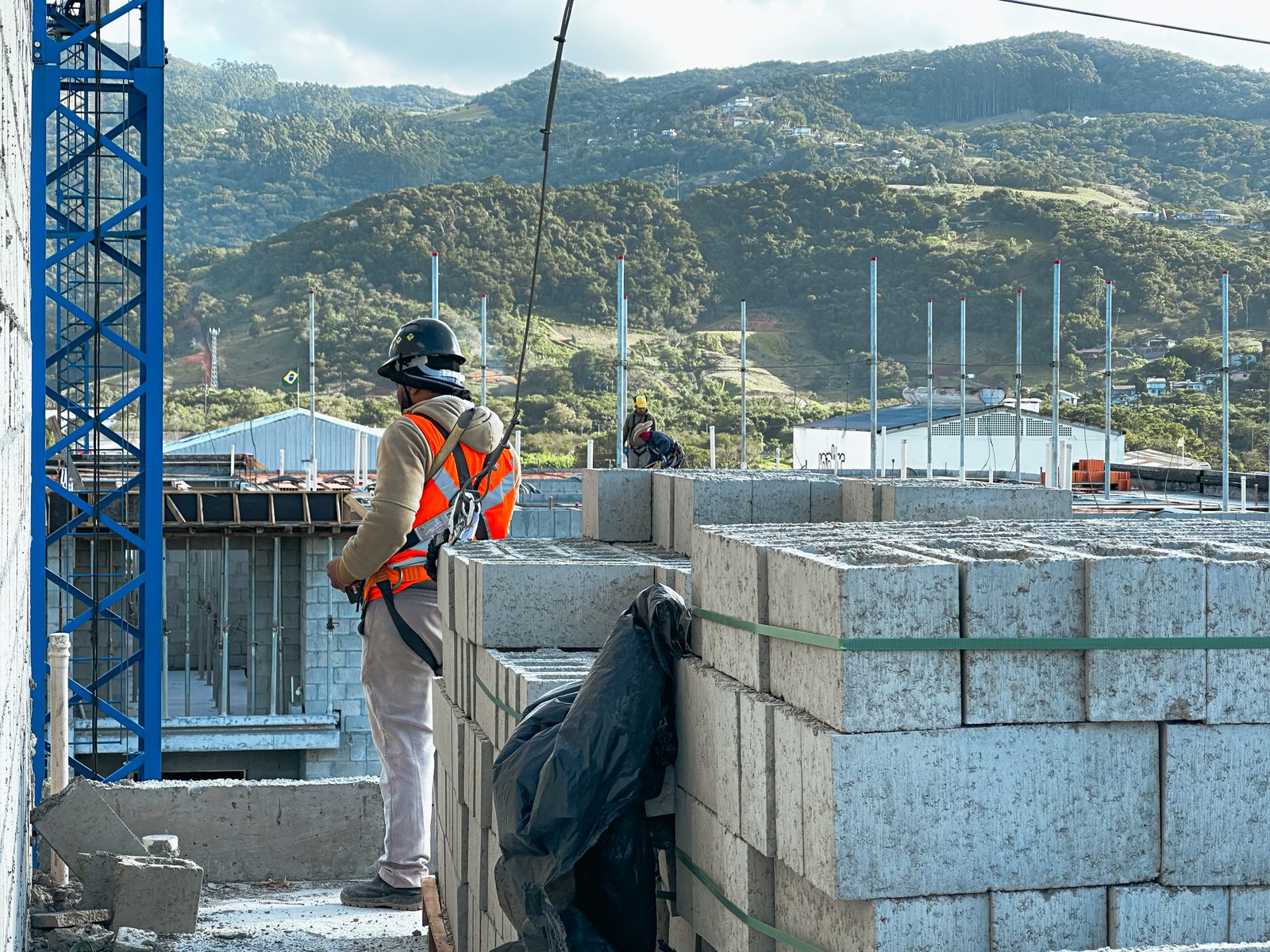 Equipe da Moinho em obra com a serra do Tabuleiro ao fundo