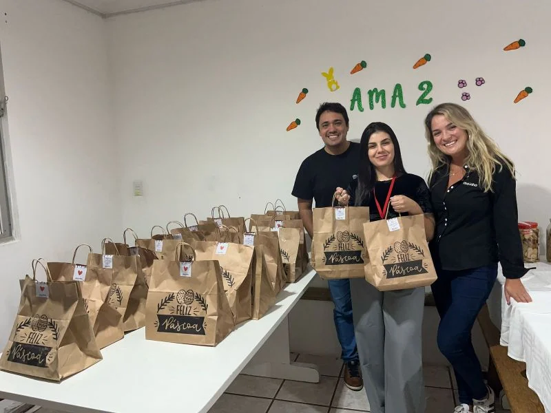 Equipe da Moinho preparando doações para uma ação social