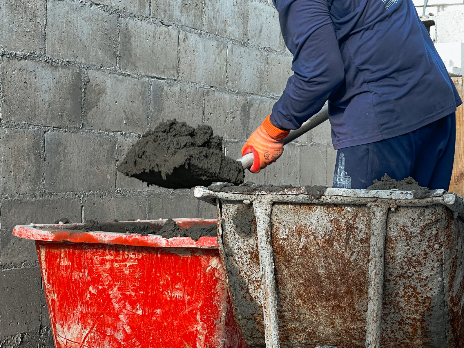 Colaborador da Moinho preparando argamassa na obra