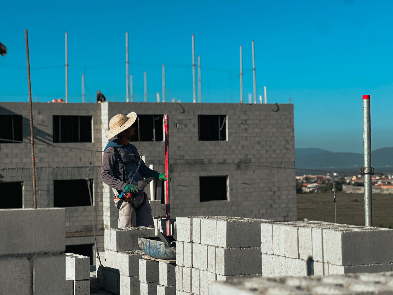 Colaborador da Moinho executando alvenaria estrutural