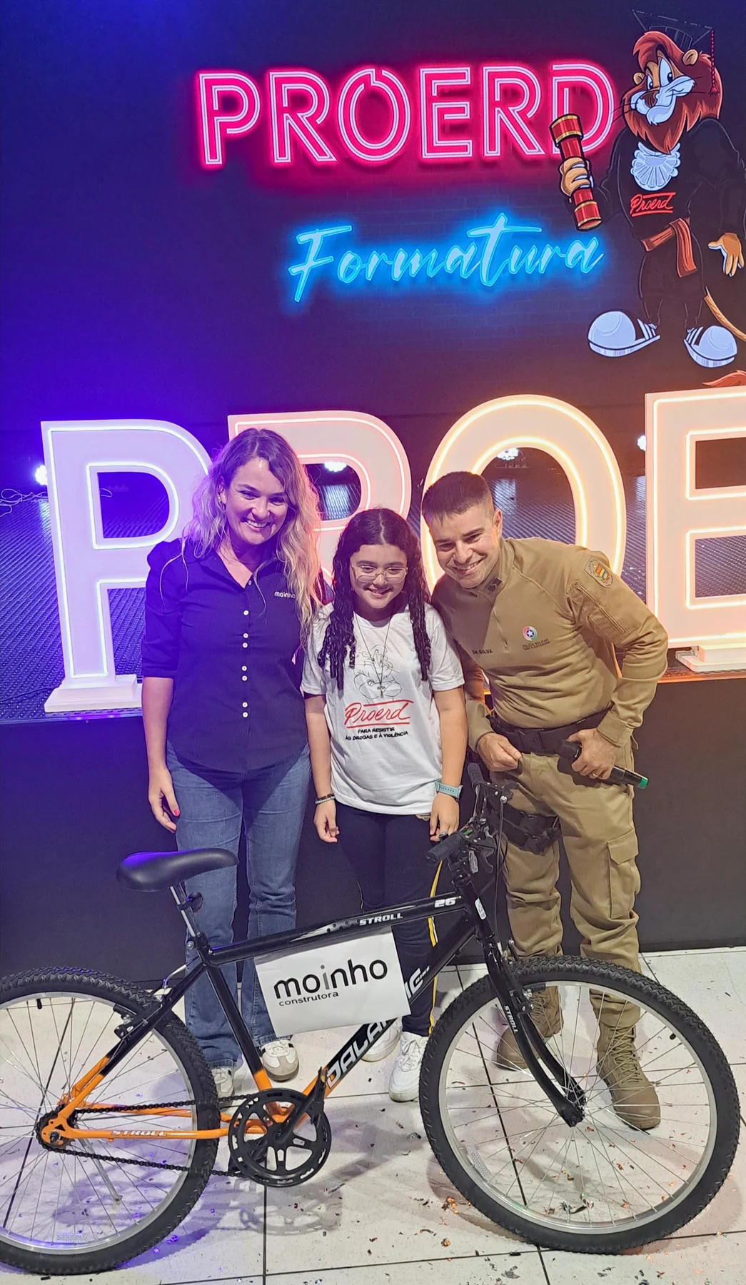 Família homenageada durante a formatura do PROERD