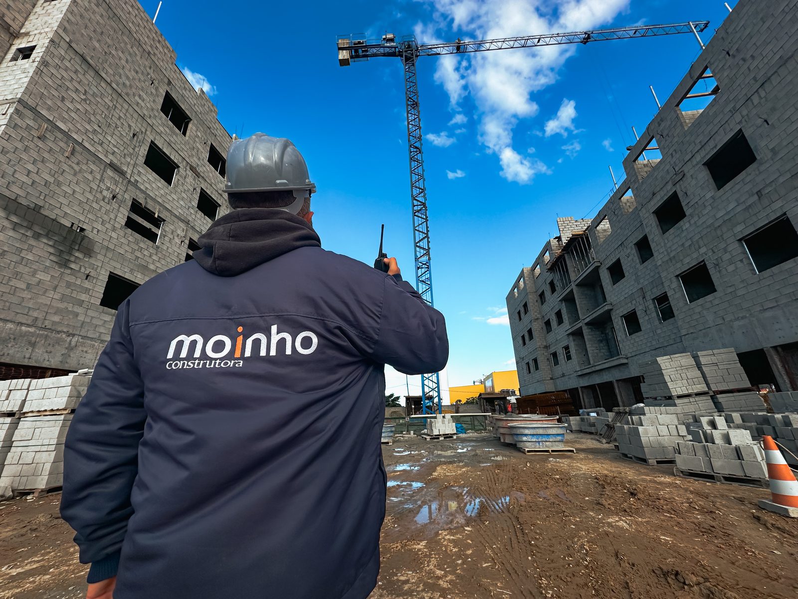 Colaborador da Construtora Moinho em obra em Biguaçu