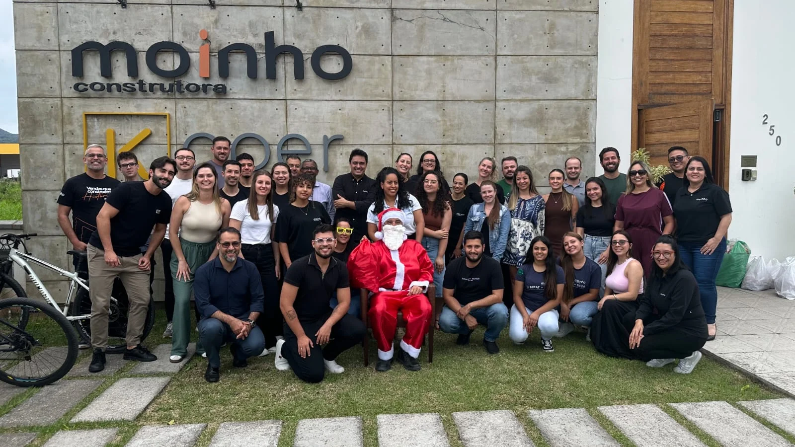 Colaboradores da Moinho reunidos em ação solidária